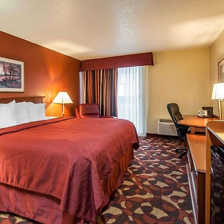 Quality Inn & Suites Kansas City I-435N Near Sports Complex Exteriör bild