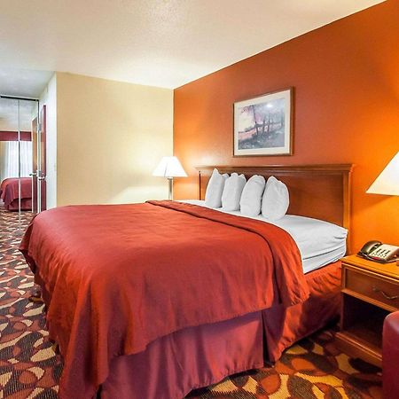 Quality Inn & Suites Kansas City I-435N Near Sports Complex Exteriör bild