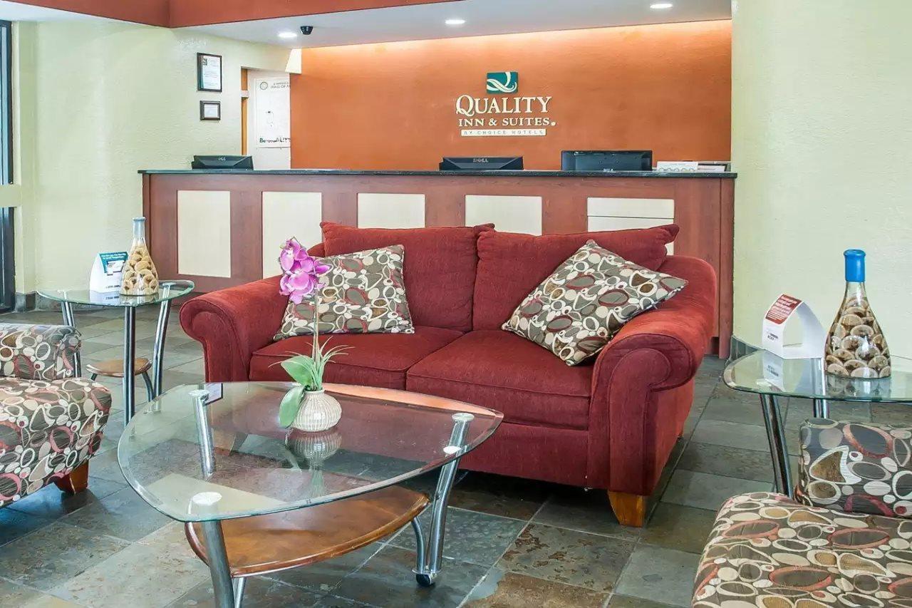 Quality Inn & Suites Kansas City I-435N Near Sports Complex Exteriör bild